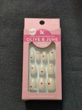 Olive & June Round Short Red Hearts Design - Press-On Nails